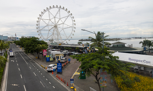 Ferris Wheel (Mall of Asia) - Photo by Len